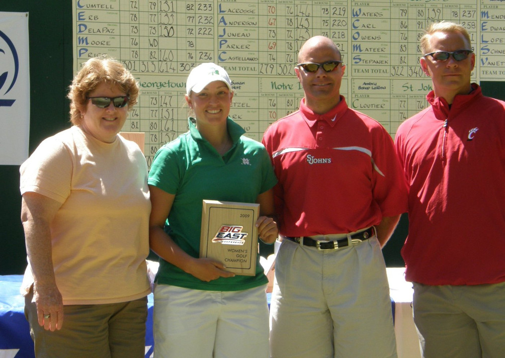 Lisa Maunu accepts her championship trophy