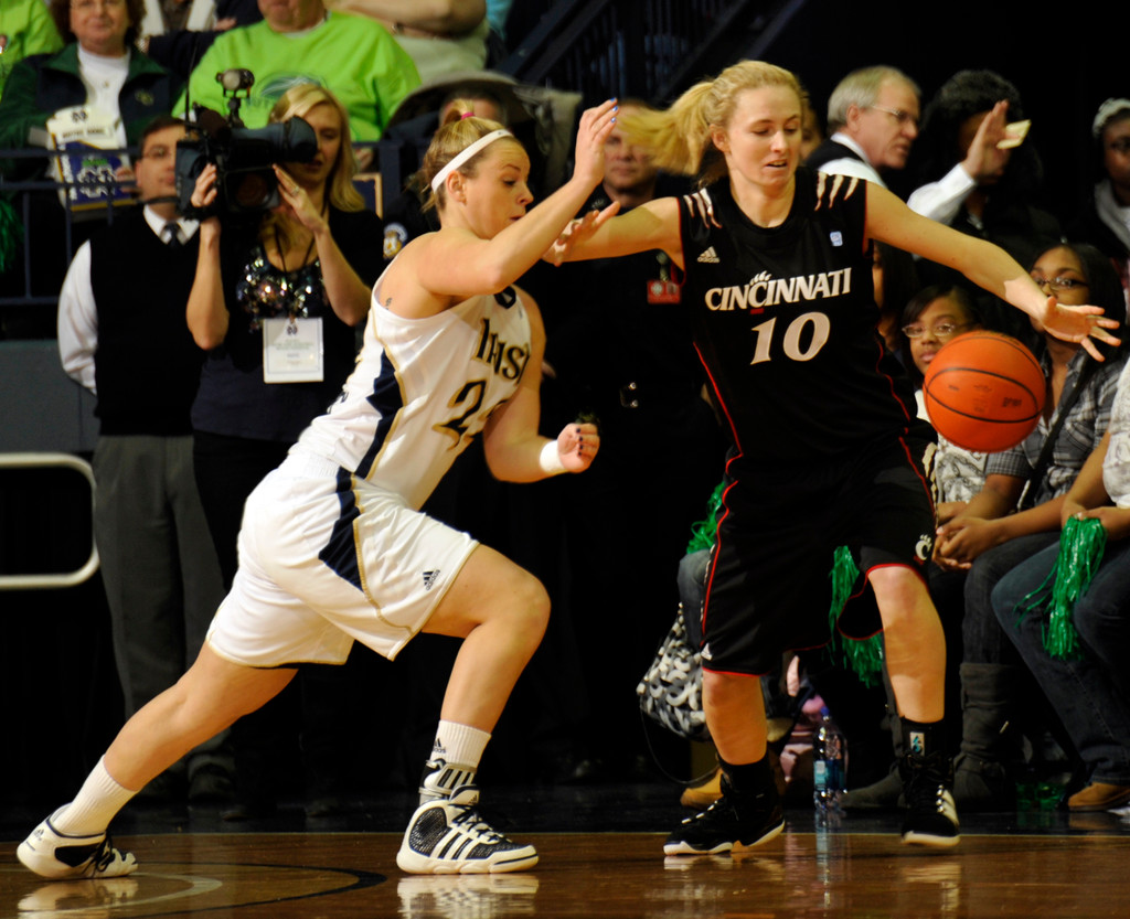 AP Photos: No. 8 Notre Dame vs. Cincinnati