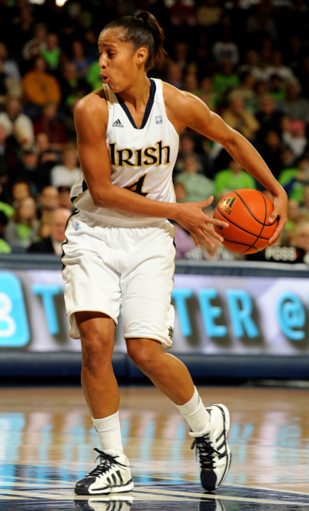 Skylar Diggins throws a behind-the-back pass.