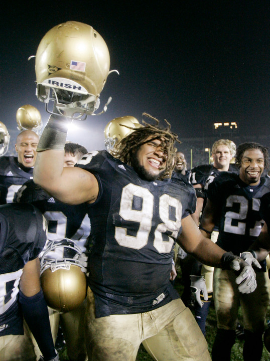 Trevor Laws will join former teammate Victor Abiamiri on the defensive line of the Philadelphia Eagles.