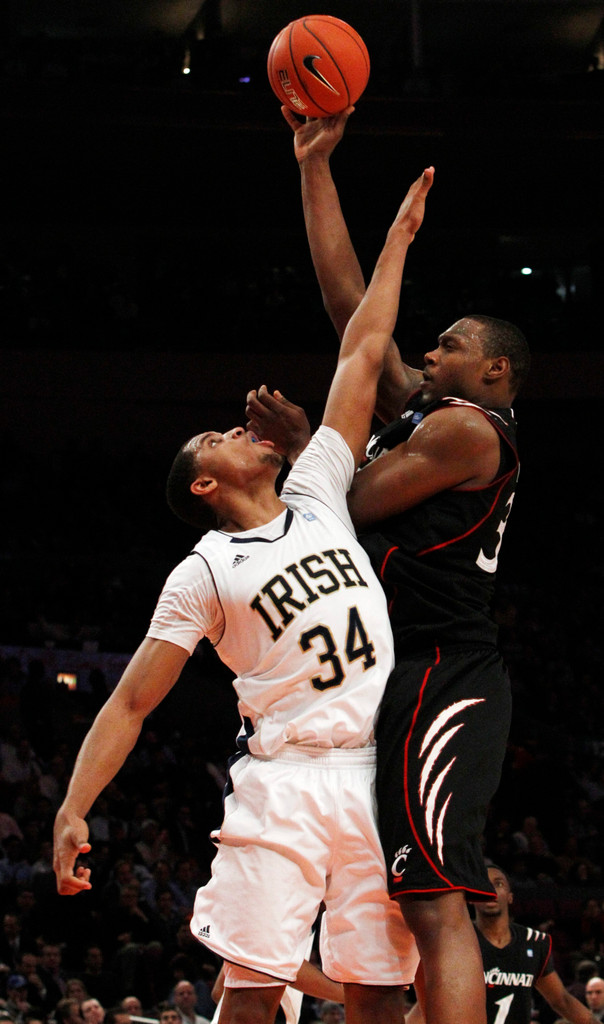AP Photos: No. 4 Notre Dame vs. No. 25 Cincinnati