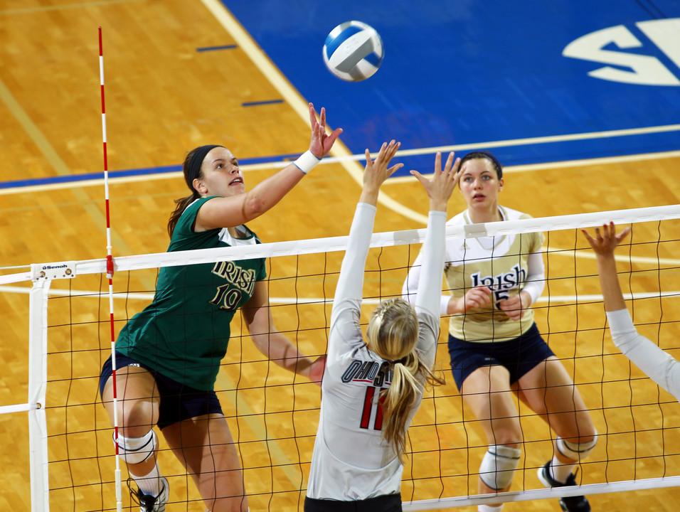 Junior Jeni Houser had team highs in kills (11), service aces (3) and blocks (5).