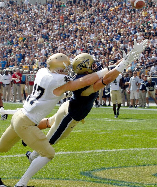 Safety Zeke Motta defends Pittsburgh tight end Drew Carswell in last year's game. (AP Photo/Keith Srakocic)