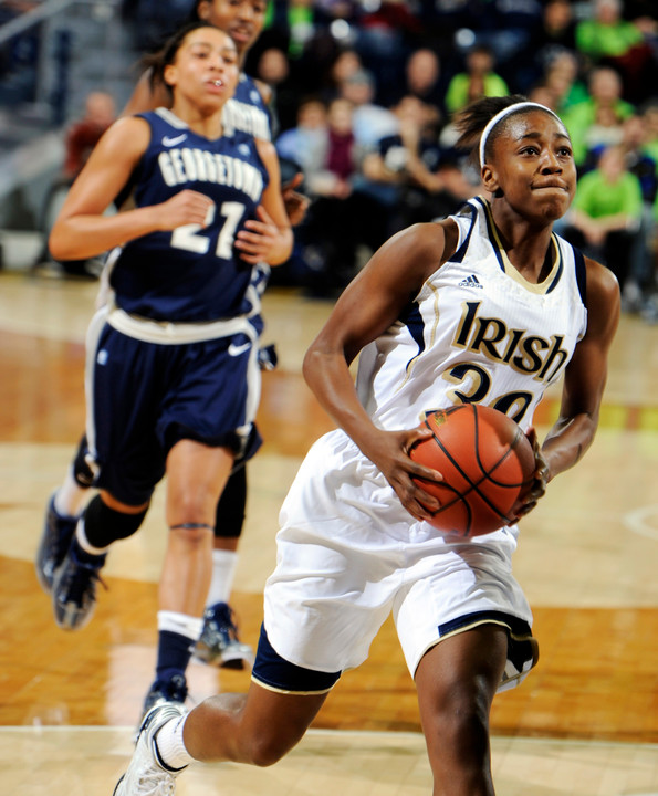 Jewell Loyd drives the lane.