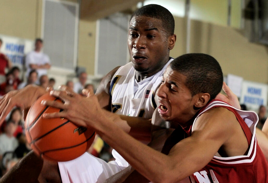 Indiana's Verdell Jones III, right, battles Notre Dame's Tory Jackson for a loose ball during the first half.