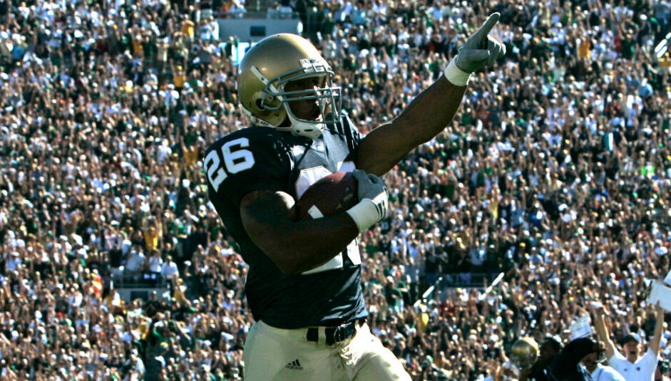 Notre Dame running back Travis Thomas scores a touchdown against Michigan State during the first quarter. This was Notre Dame's first touchdown of the season. (AP Photo/Michael Conroy)