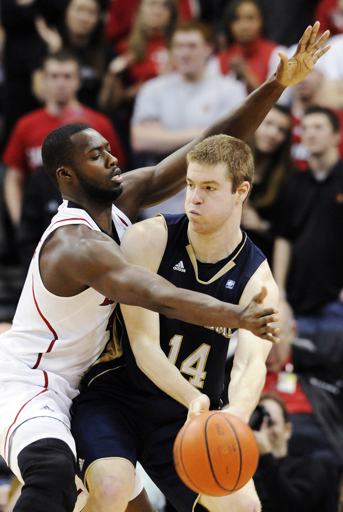 Notre Dame Edges No. 11 Louisville in 2OT Thriller, 67-65 (AP)