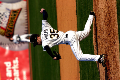 Junior RHP David Phelps improves to 2-2 on the season.