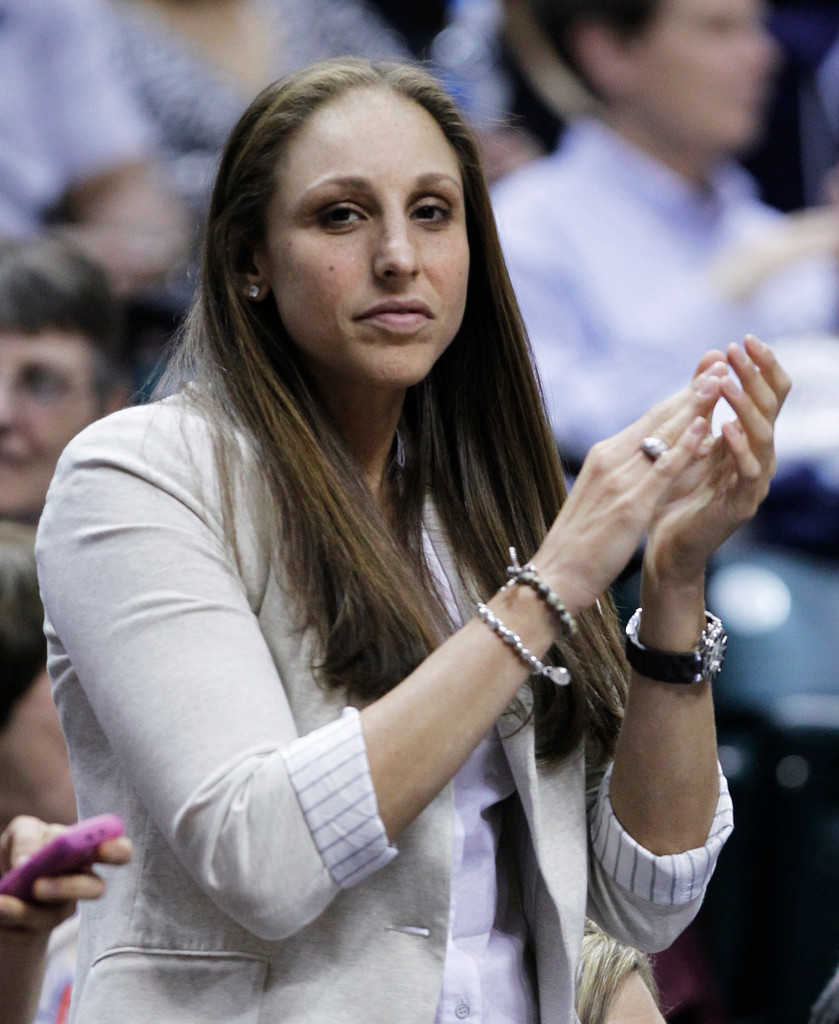 Irish Advance to Final, Topple Top-Ranked UConn 72-63 (AP)