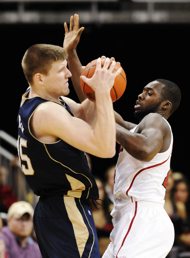 Notre Dame Edges No. 11 Louisville in 2OT Thriller, 67-65 (AP)