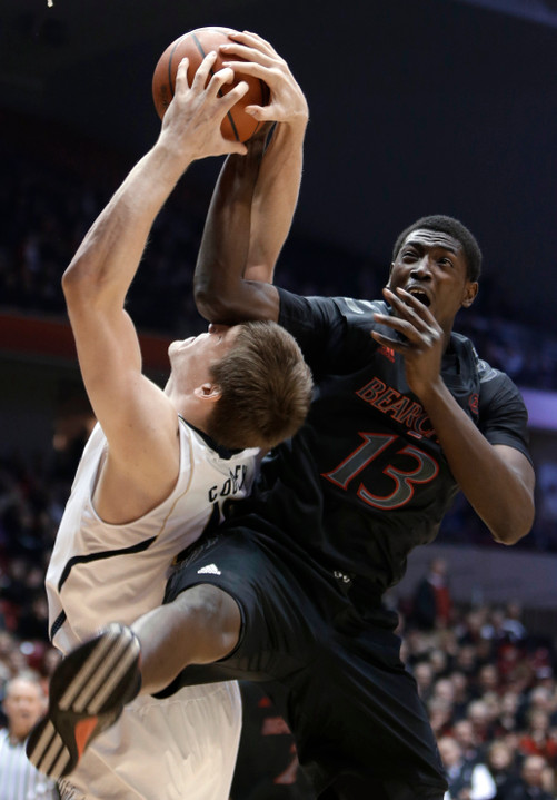 No. 17 Notre Dame Tops No. 21 Cincinnati, 66-60 (AP)