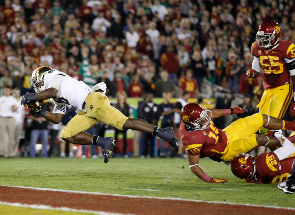 No. 1 Irish Top USC 22-13 to Finish Perfect Regular Season (AP)