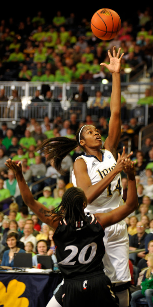 AP Photos: No. 8 Notre Dame vs. Cincinnati