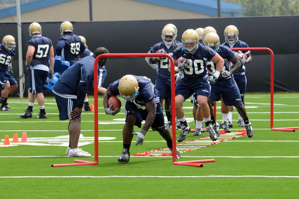 Fullback Steve Paskorz runs through a drill during trainin camp earlier this week.