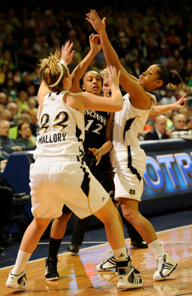 AP Photos: No. 8 Notre Dame vs. Cincinnati